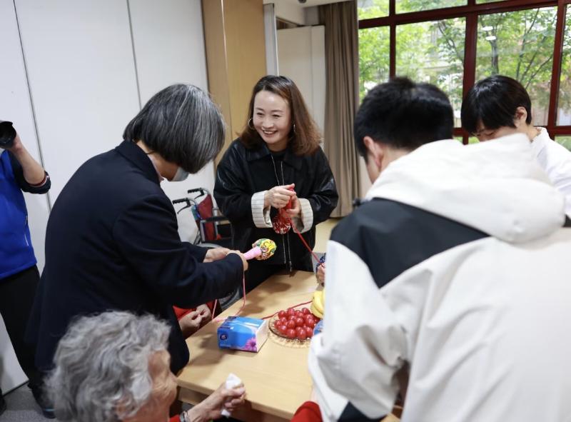 社区敬老公益活动现场