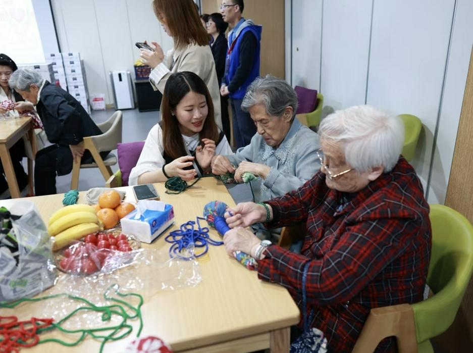 社区敬老公益活动现场