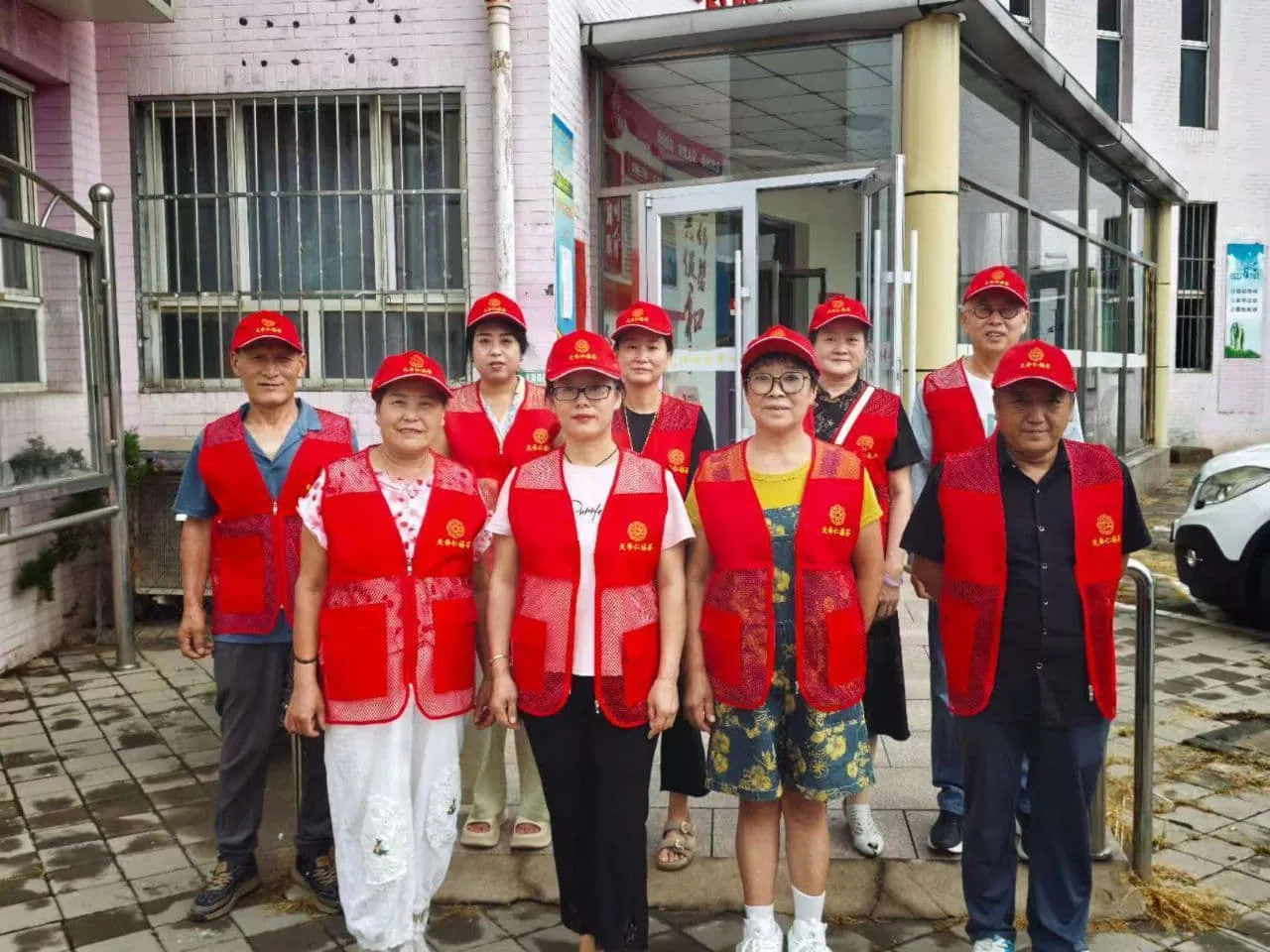 孙玉琴公益实践:公益志愿者在社区集合,共同开展慰问行动。
