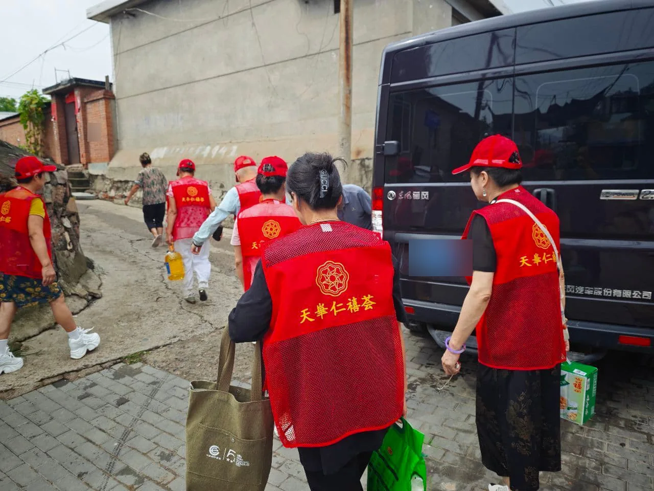 孙玉琴公益实践:志愿者沿入户路线运送慰问物资。