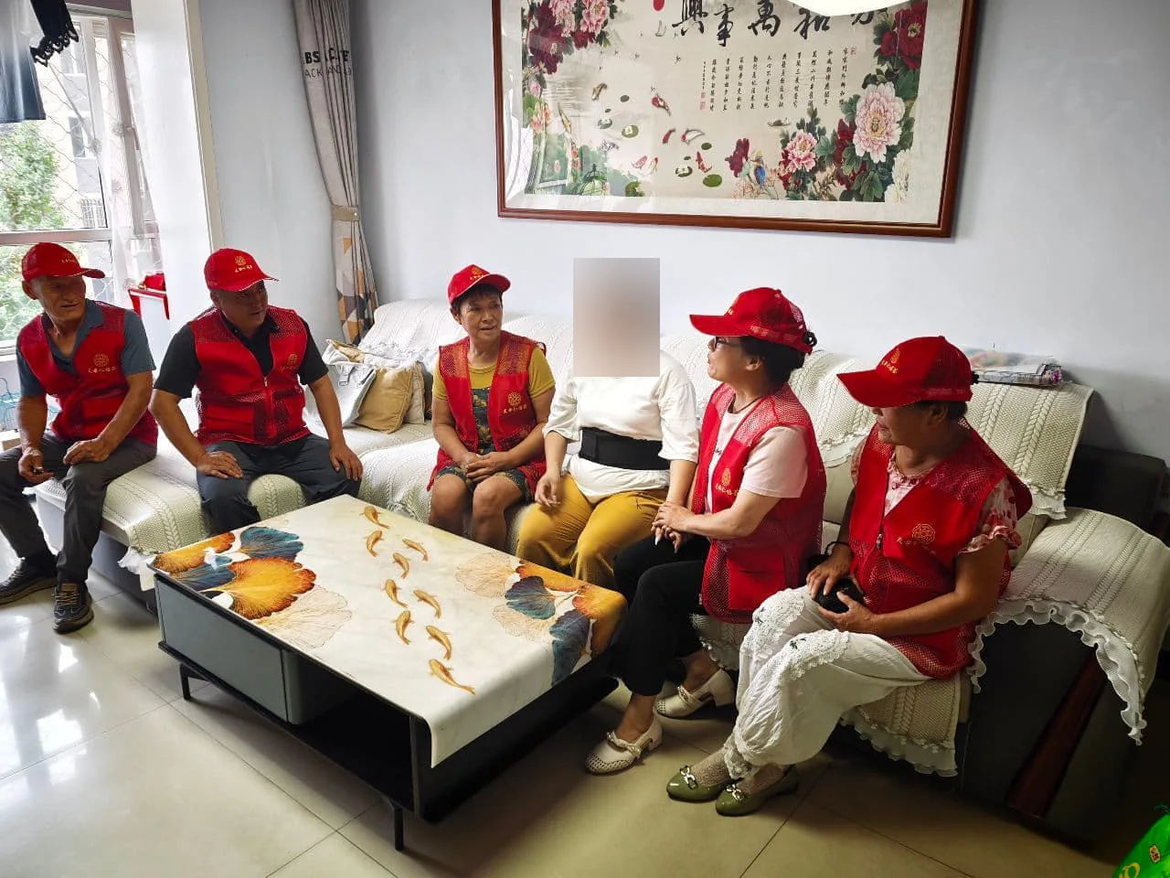 孙玉琴公益实践:入户慰问时与居民交流,了解家庭近况。