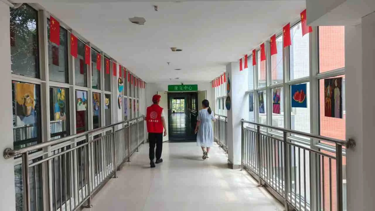 唐肖肖公益实践:志愿者与院方工作人员在院内交流。