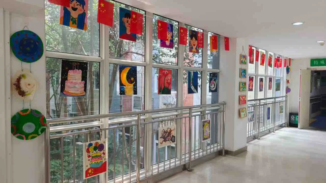 唐肖肖公益实践:福利院走廊展示着绘画与手工作品。