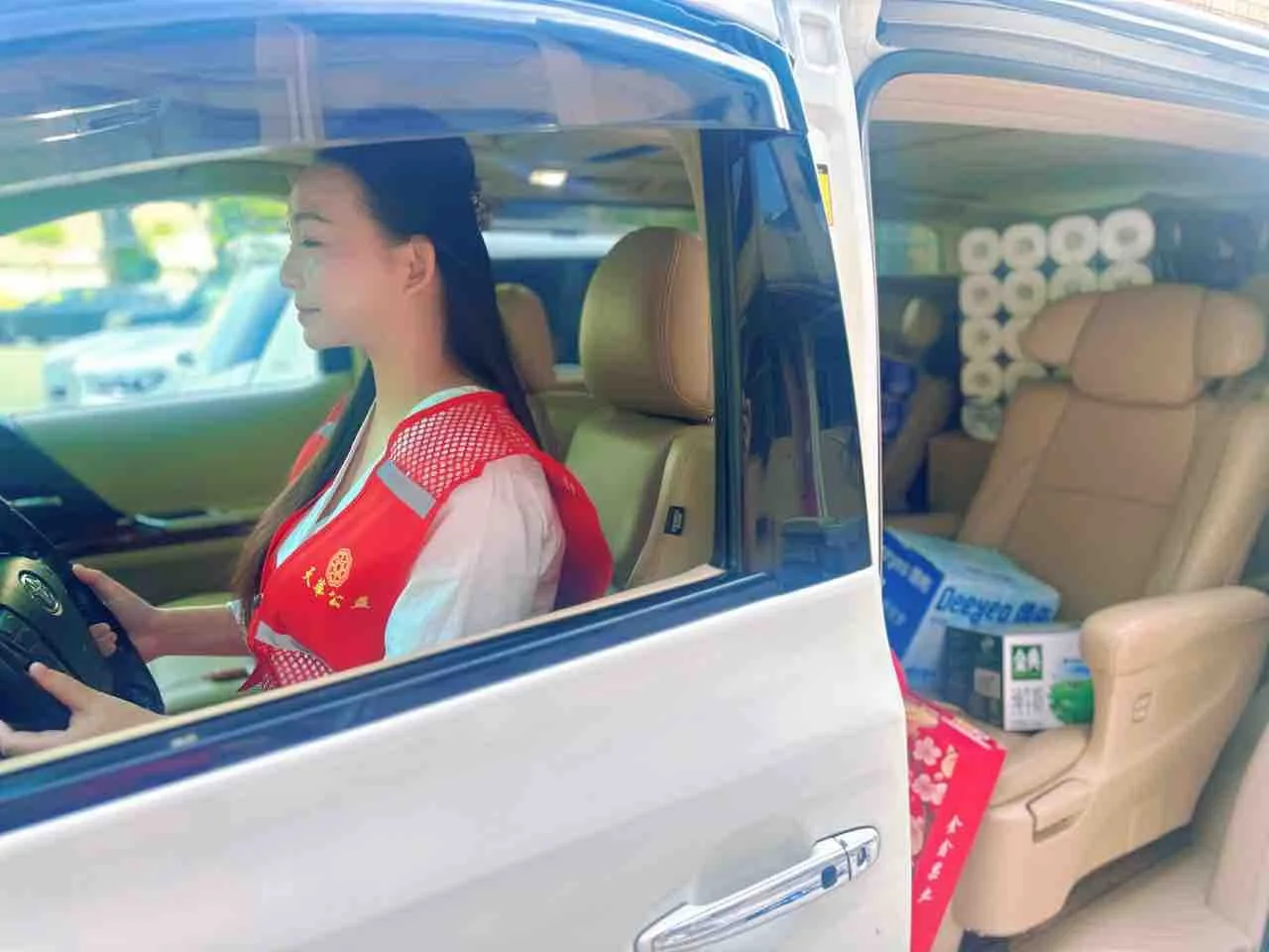 杨彩丽公益实践:志愿者驾驶车辆运送公益物资。