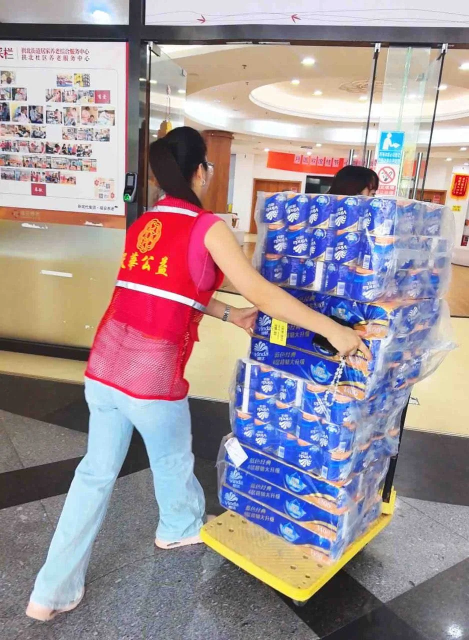 杨彩丽公益实践:志愿者借助推车搬运日常保障用品。