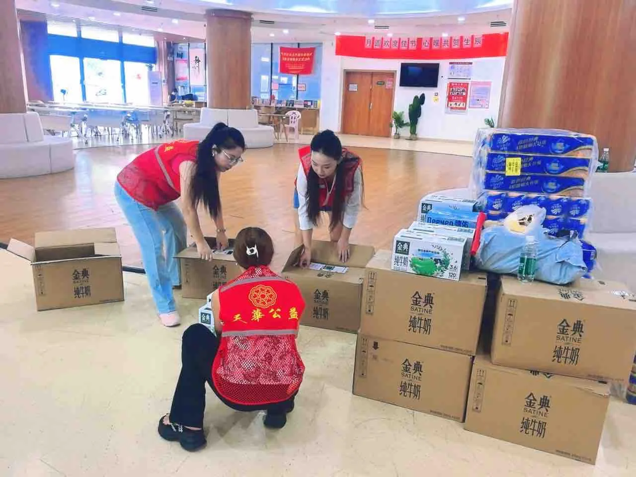 杨彩丽公益实践:志愿者在敬老院内整理和交接捐赠物资。