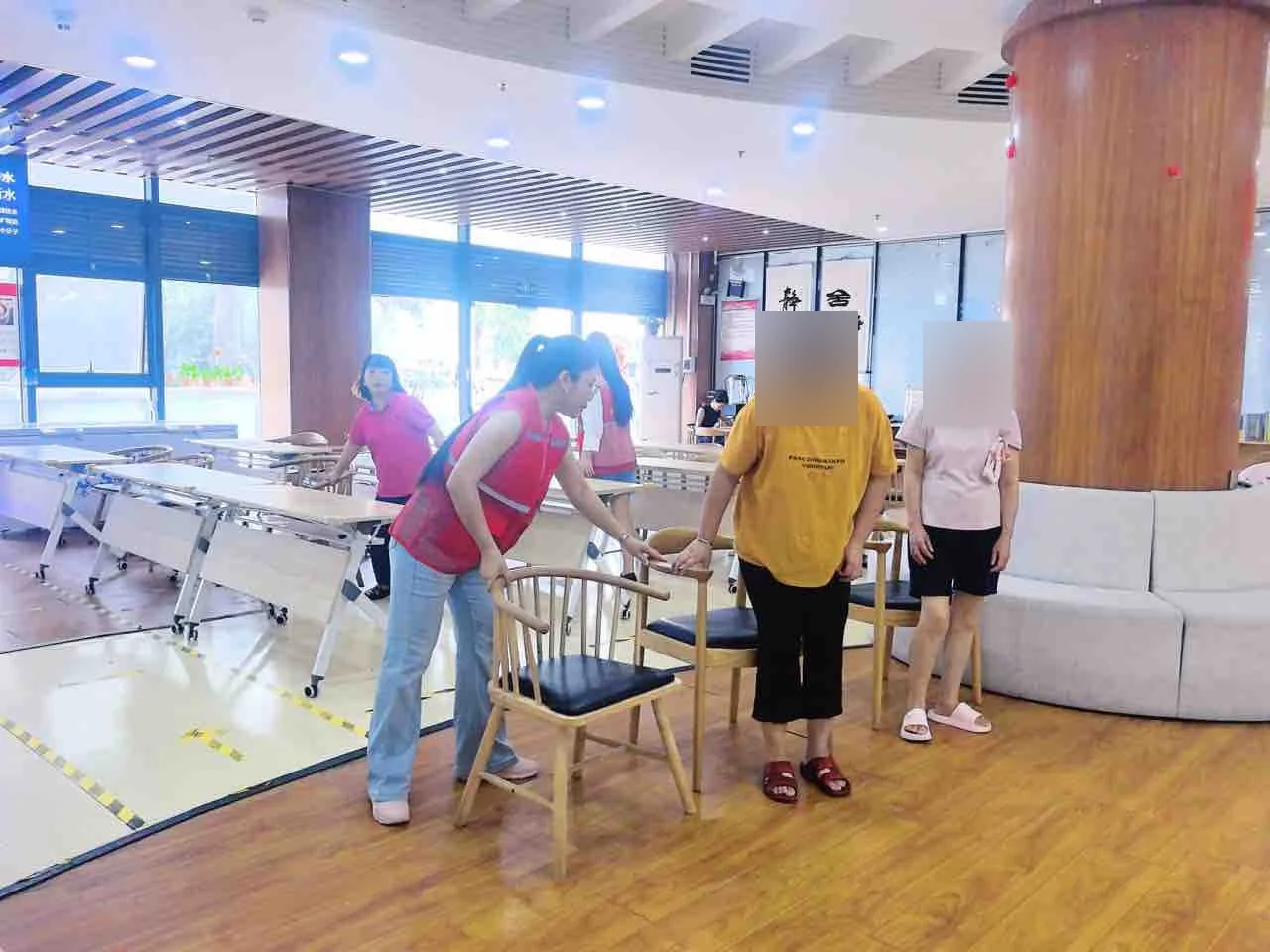杨彩丽公益实践:志愿者在敬老院内陪伴老人,交流日常生活。