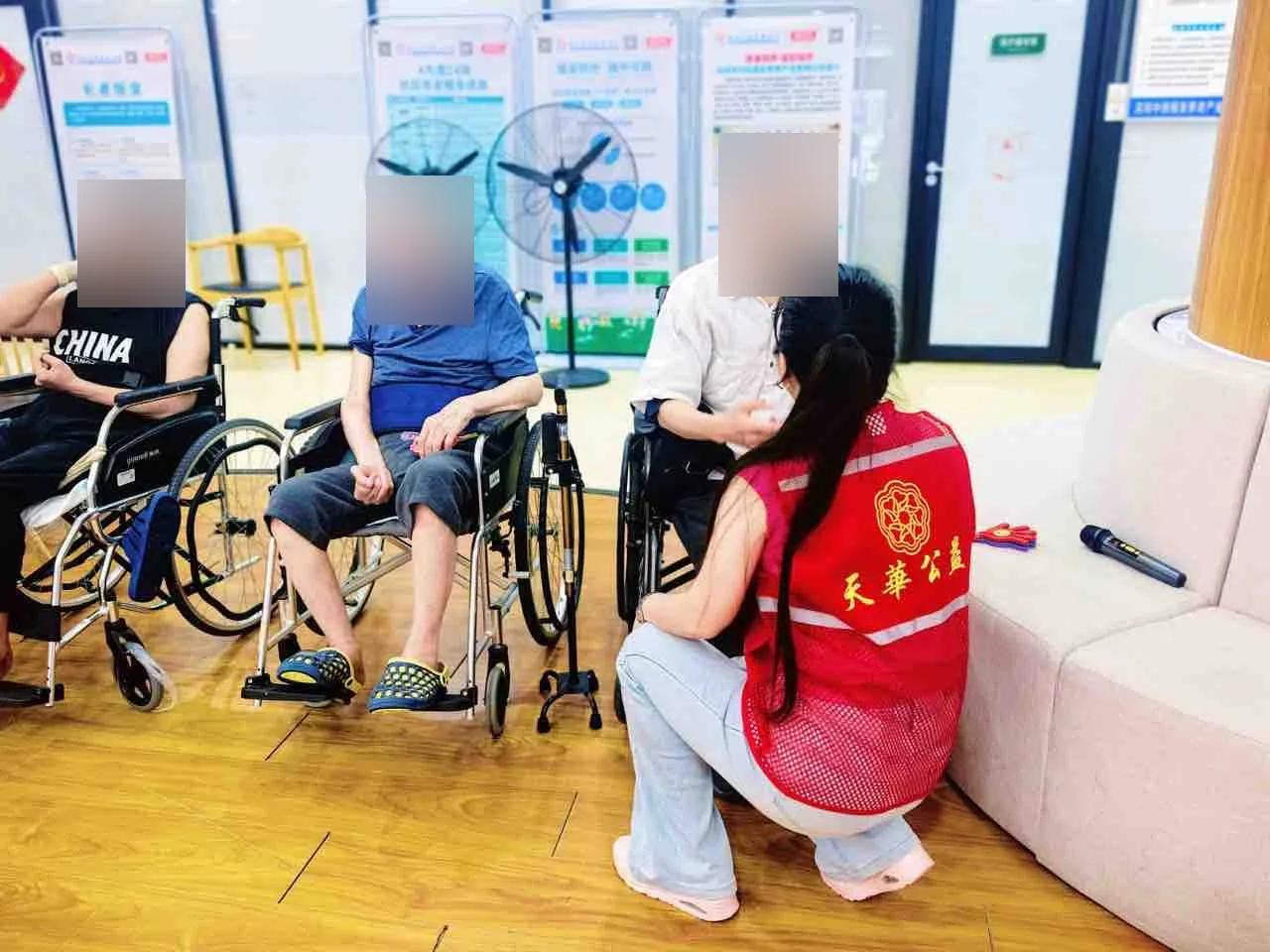杨彩丽公益实践:志愿者与老人交流,送上关怀与陪伴。