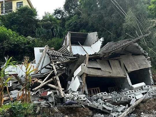 云南墨江地震后民房倒塌现场
