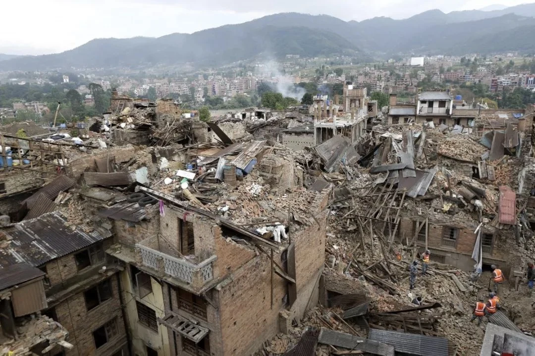云南墨江地震救援人员进入受损房屋现场