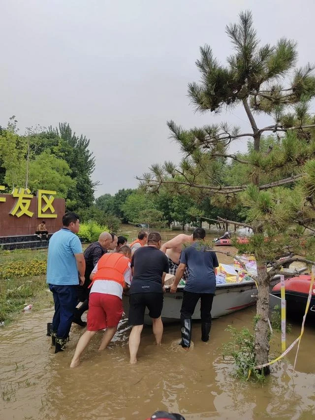 涿州抗洪抢险志愿服务现场