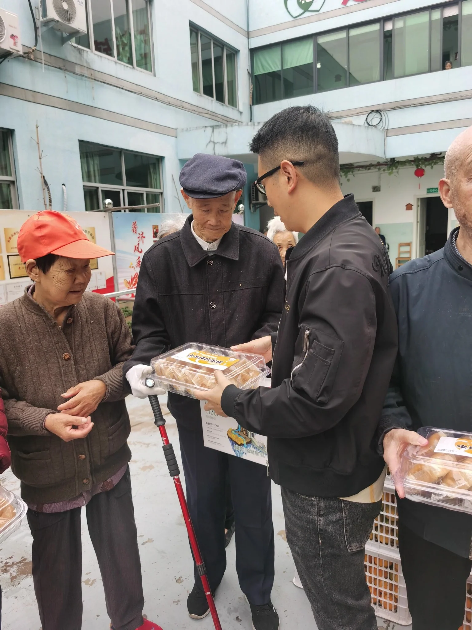 社区敬老公益活动现场