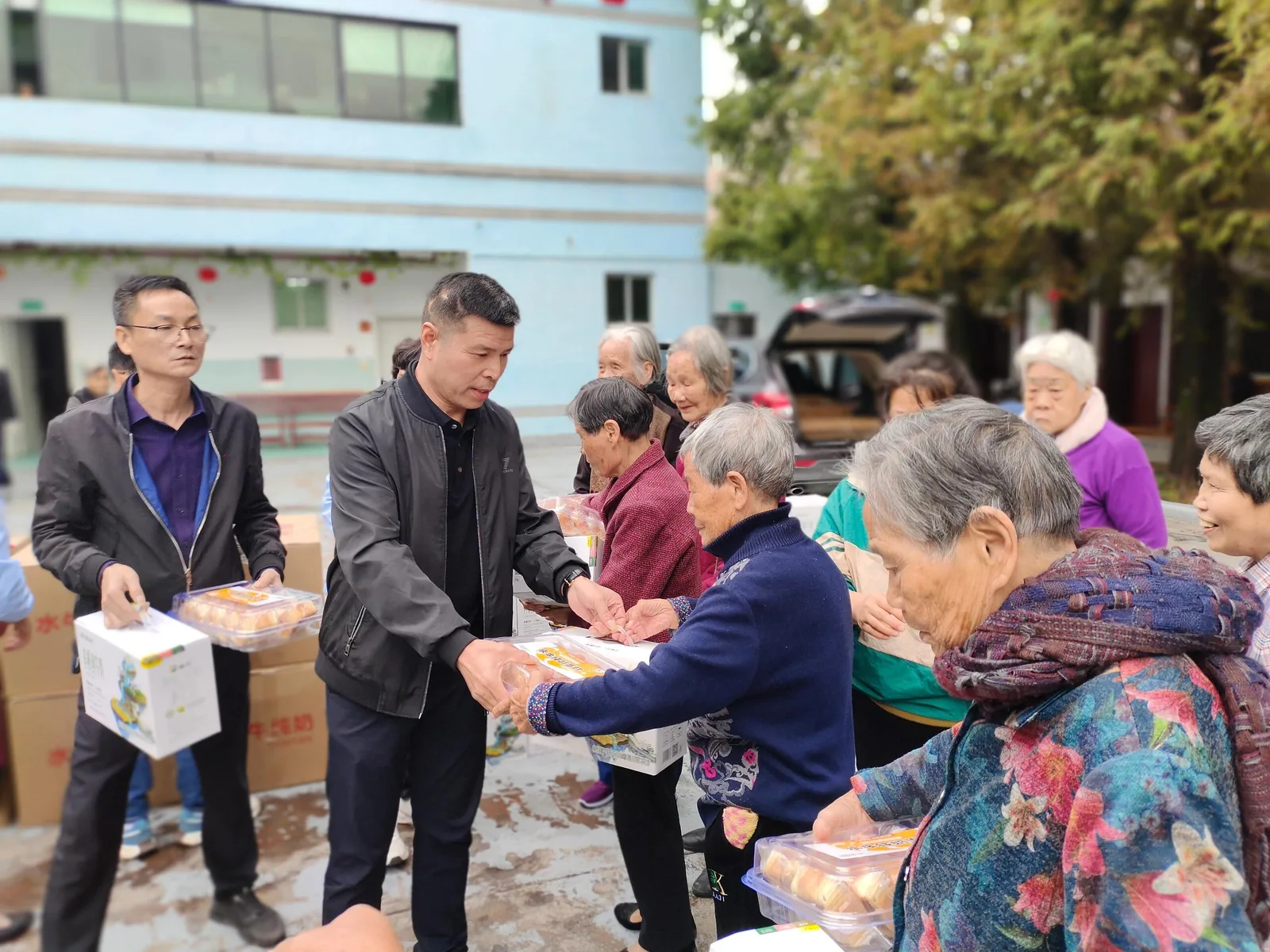 社区敬老公益活动现场
