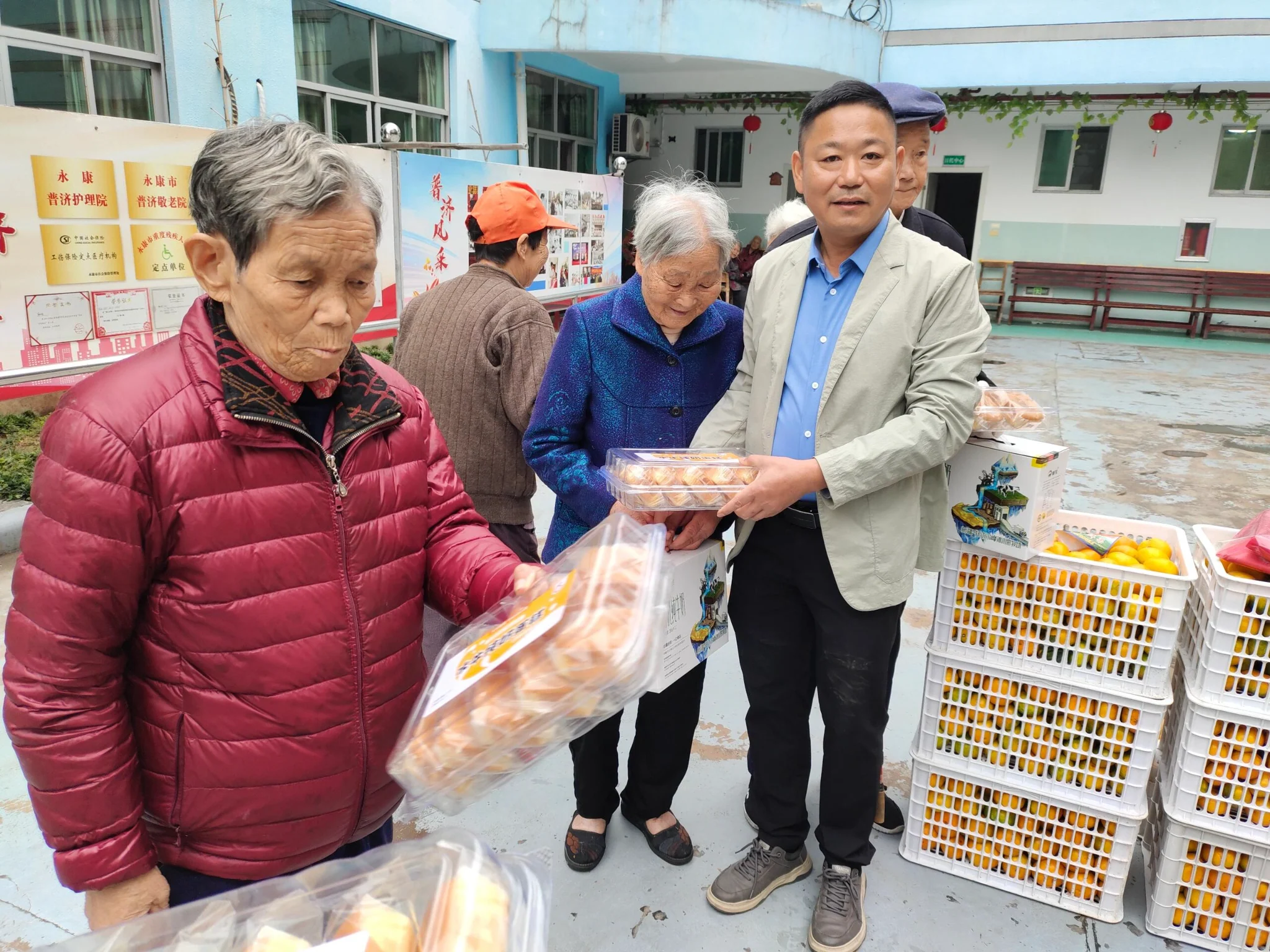社区敬老公益活动现场