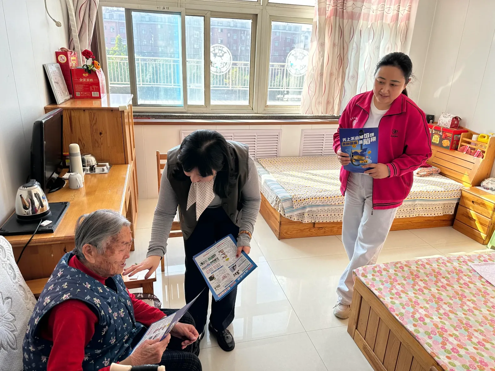 养老服务机构入户反诈宣传现场