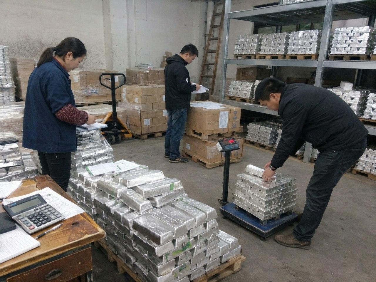 实物白银银锭入库与称重盘点现场