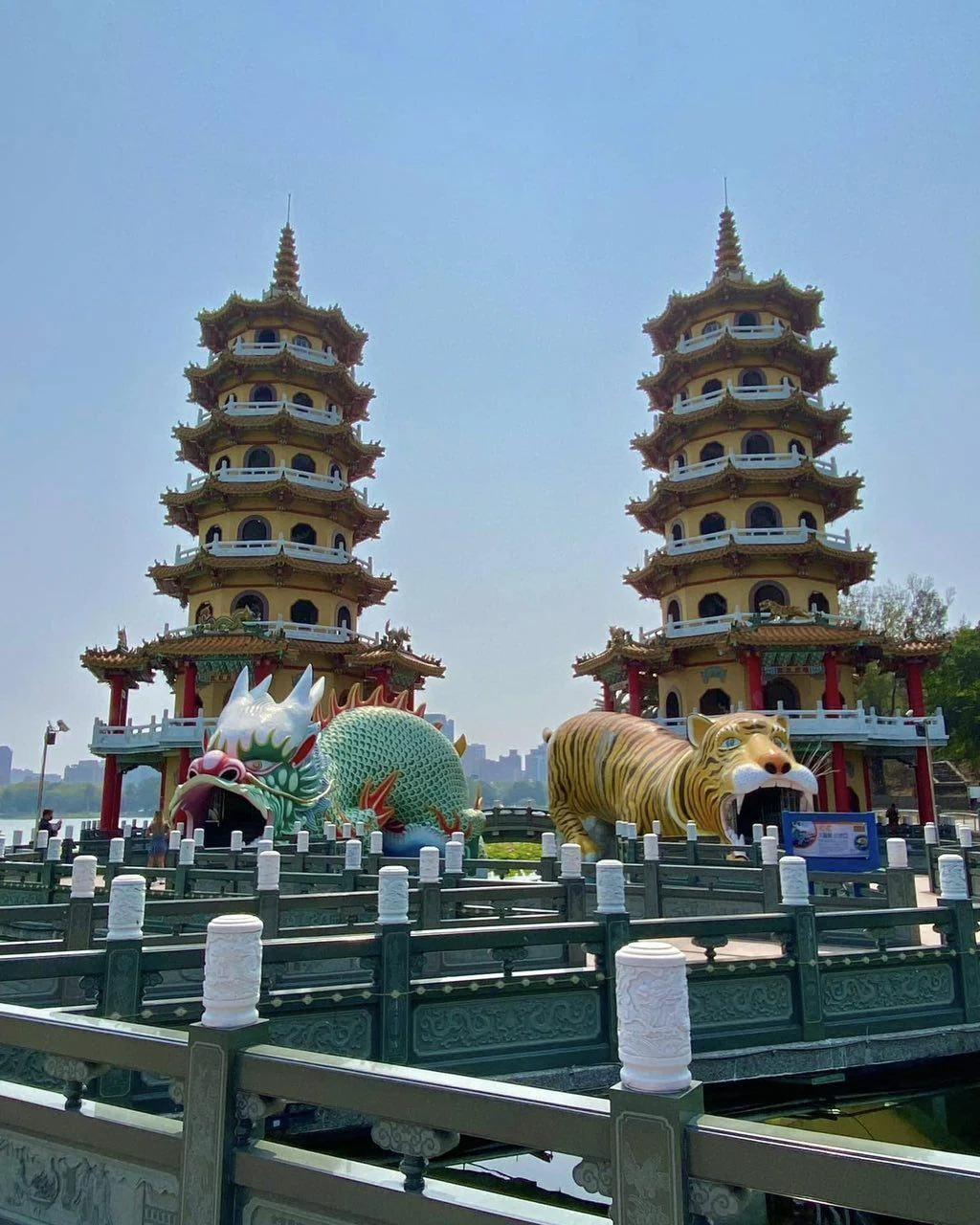 2025年台湾团队之行高雄龙虎塔