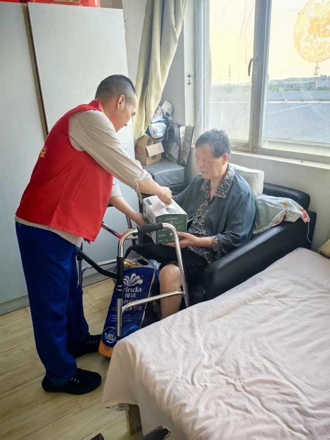 天华公益伙伴向老人院长者递送生活物资