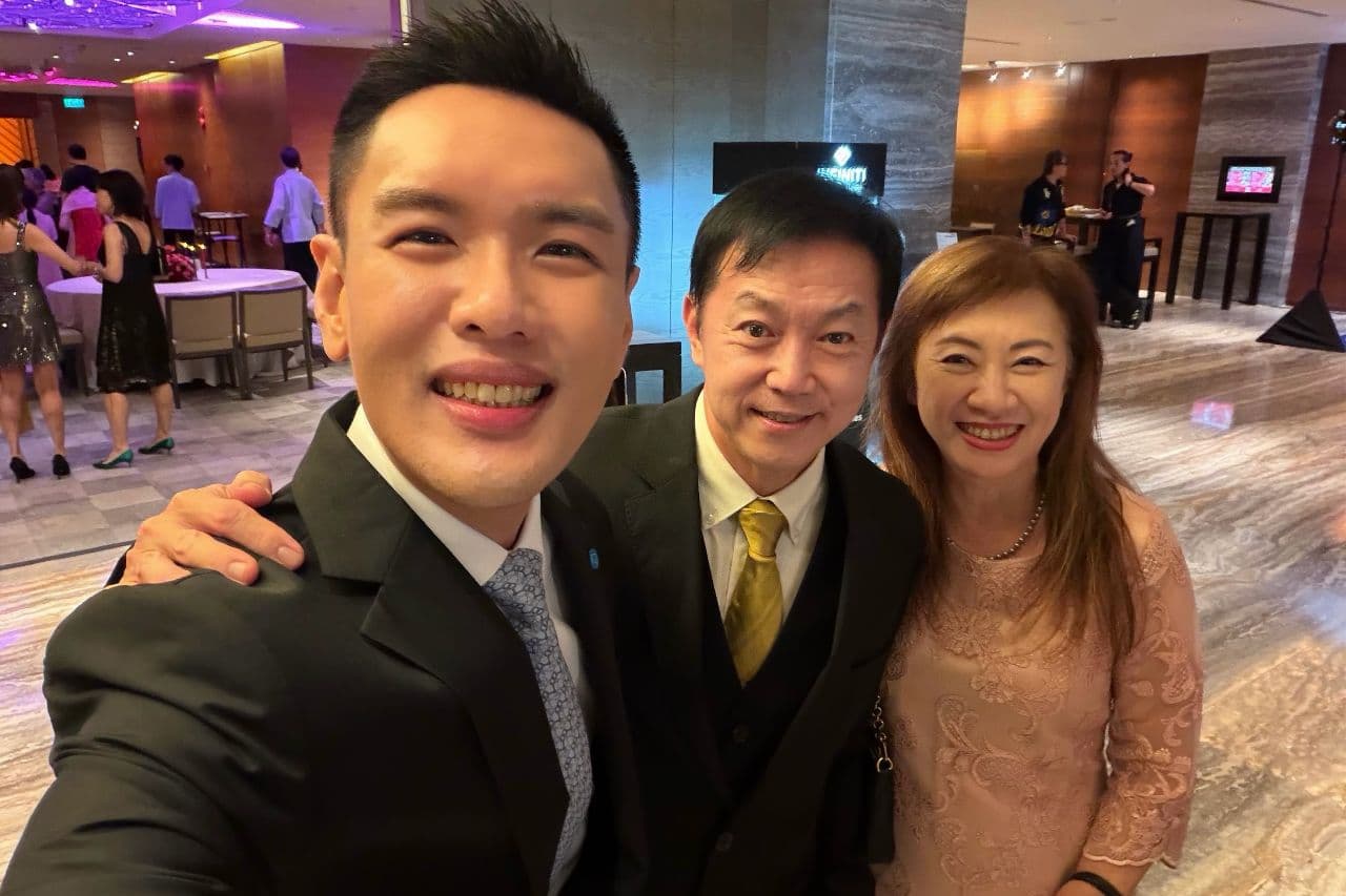 晚宴参与者在会场中微笑自拍