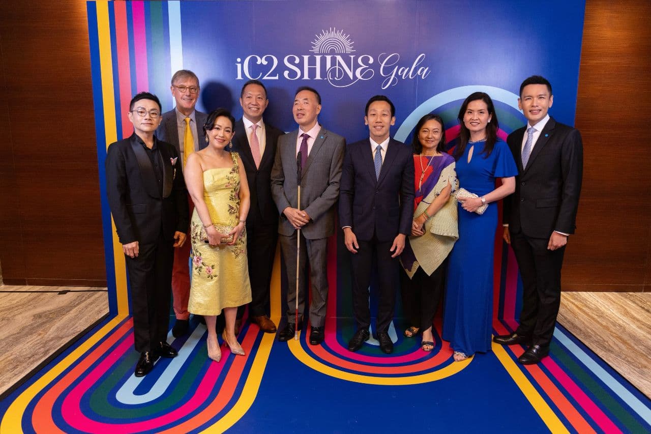 嘉宾与参与者在 iC2 SHINE Gala 活动背景板前合影