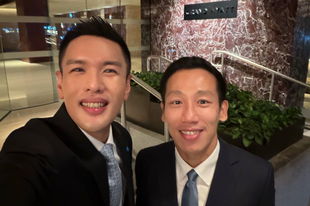 两位慈善晚宴嘉宾在会场外合影留念