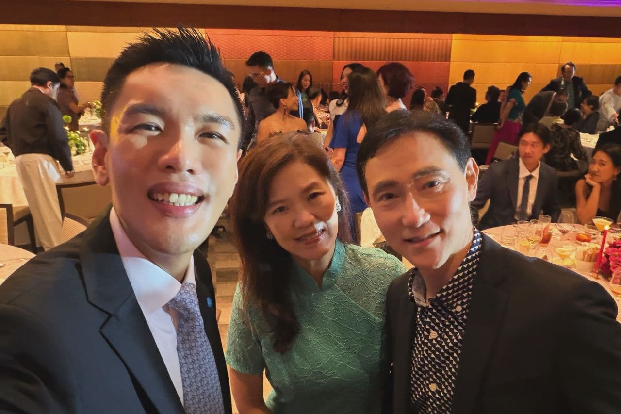 三位参与者在慈善晚宴会场合影留念