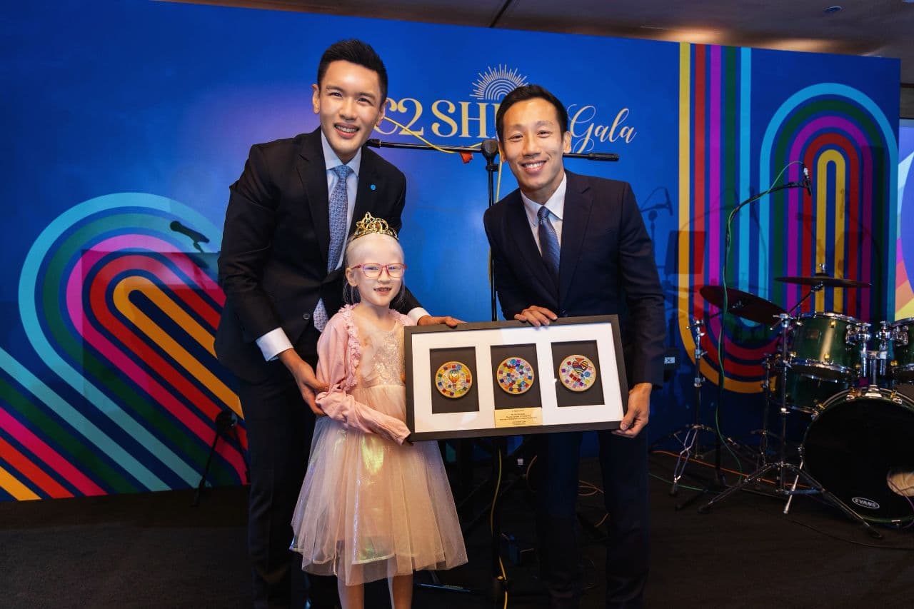 iC2 SHINE Gala 慈善晚宴嘉宾与小朋友展示纪念作品