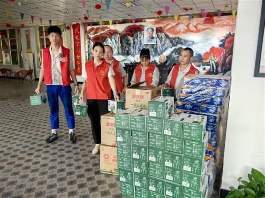 天华公益伙伴整理食用油、纸品和生活物资