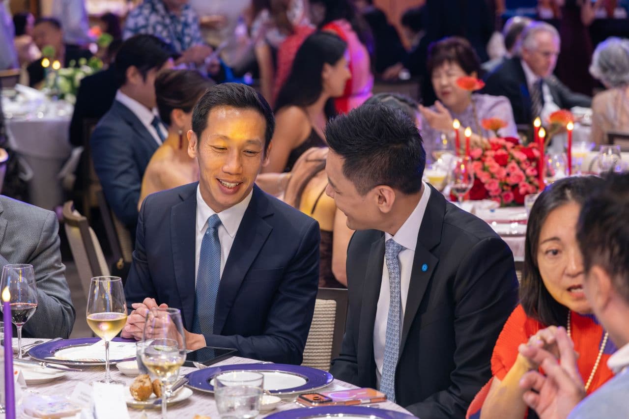 慈善晚宴嘉宾在席间交谈