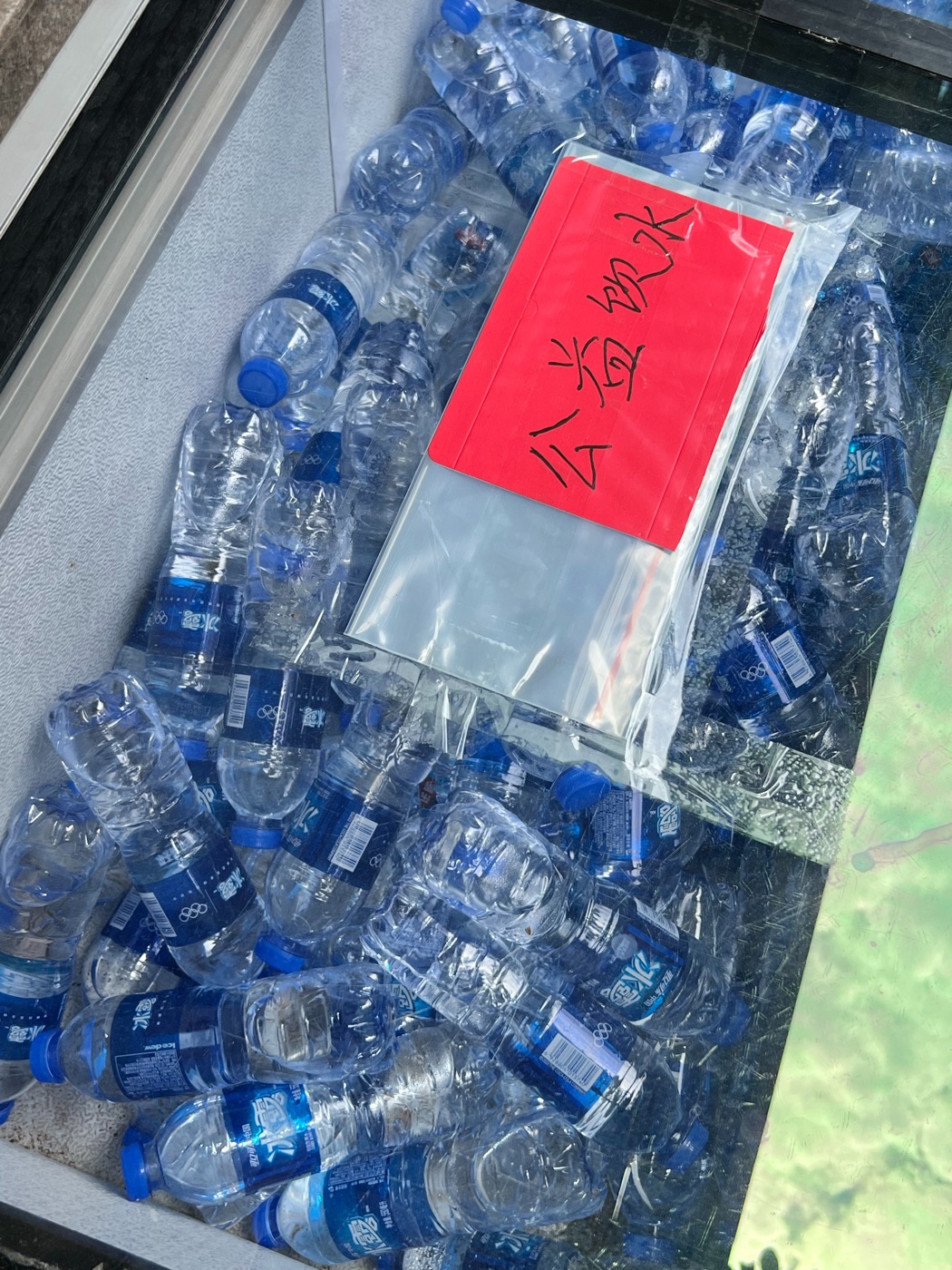 饮水冷藏柜上放有公益饮水提示牌