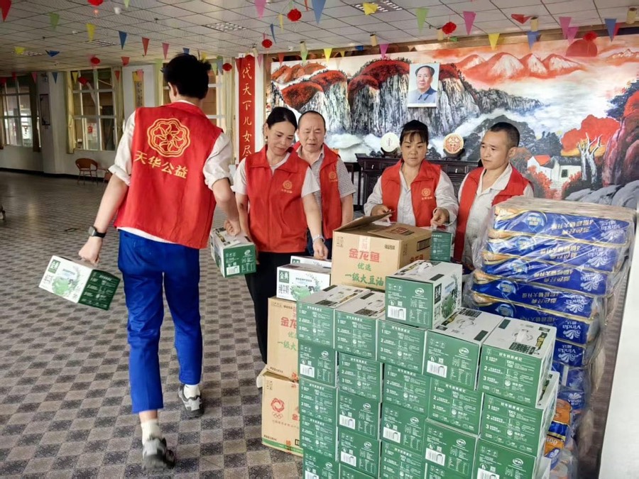 天华公益伙伴与送往龙王社区老人院的物资