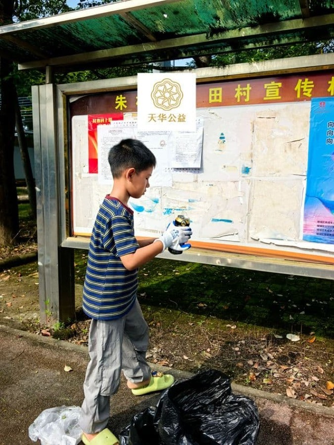 少年参与者戴着手套收集废弃包装