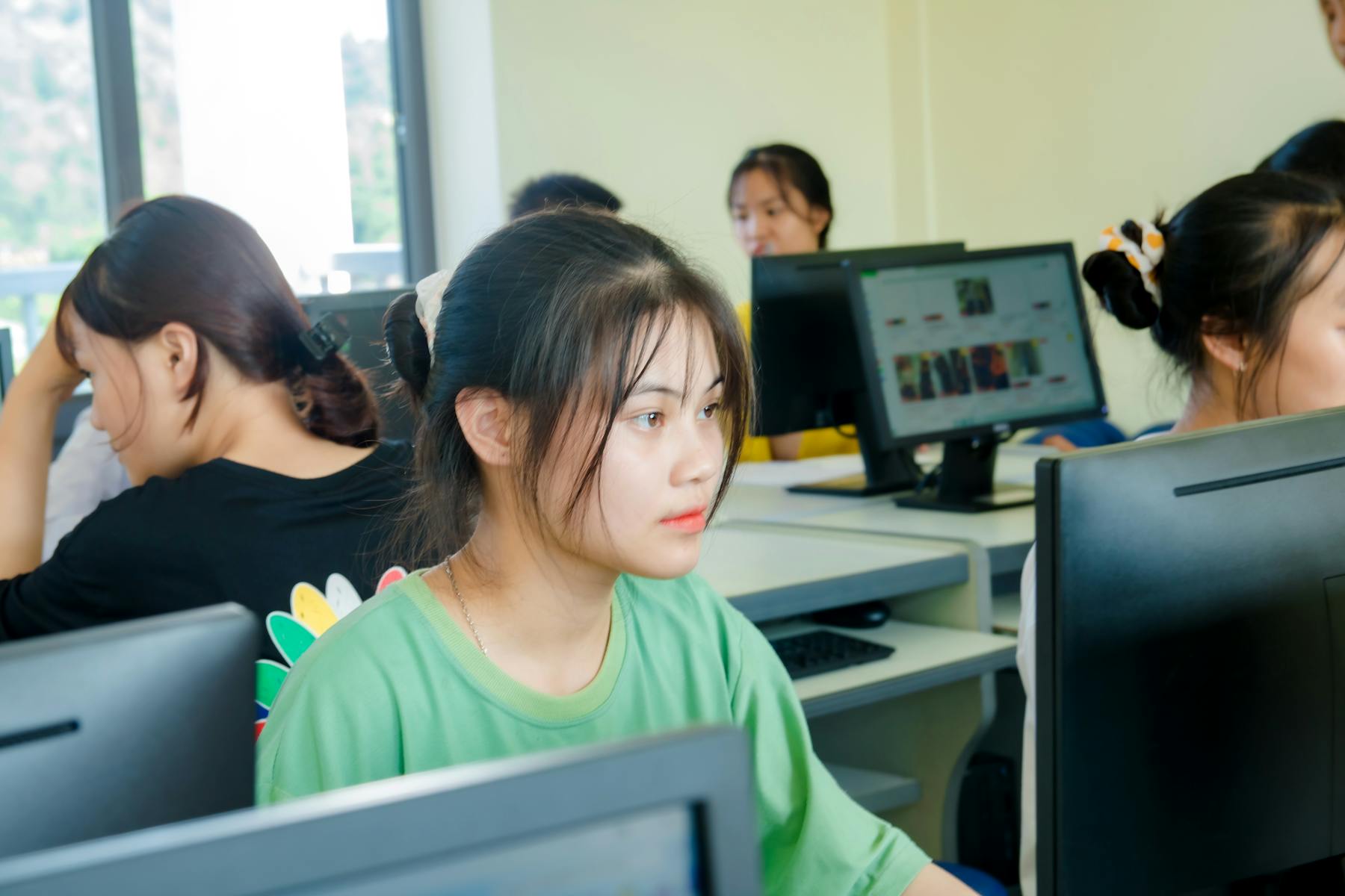 亚洲学生在电脑教室学习数字课程