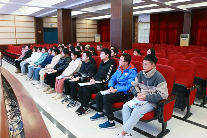 学生参加助学奖学金发放仪式