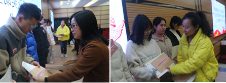 助学奖学金发放现场交接