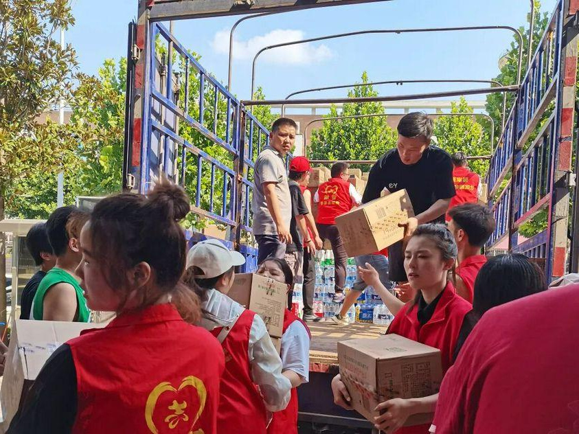 灾区支援现场志愿者搬运应急物资