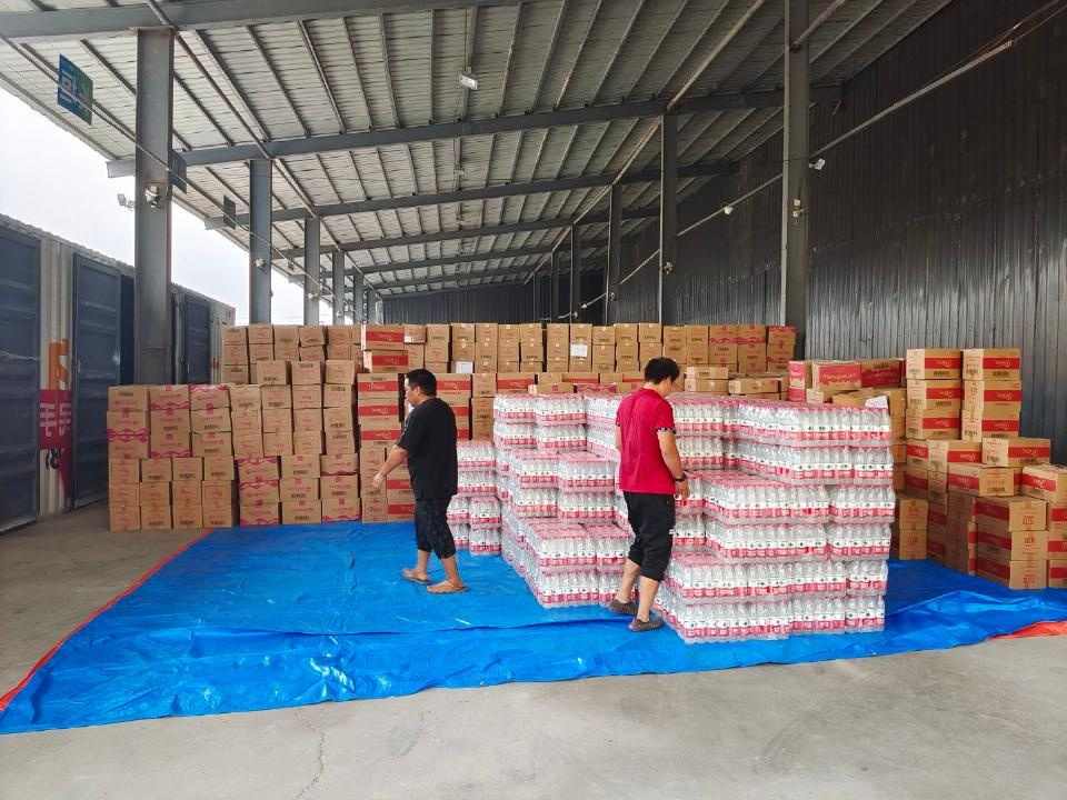 仓库内集中码放的救援物资