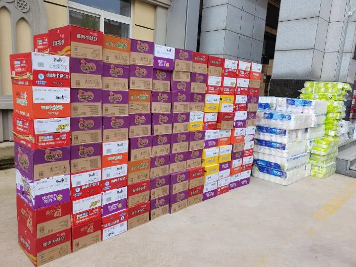 食品和生活用品堆放在楼前