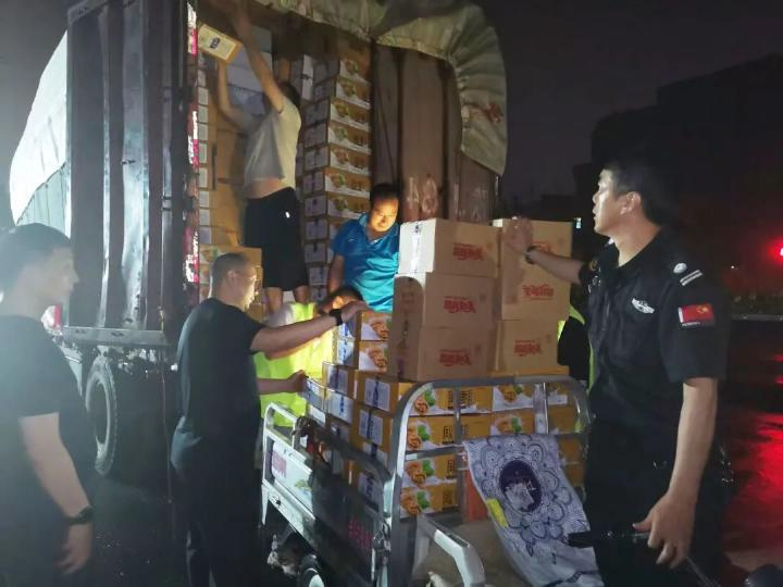 夜间现场转运救援物资