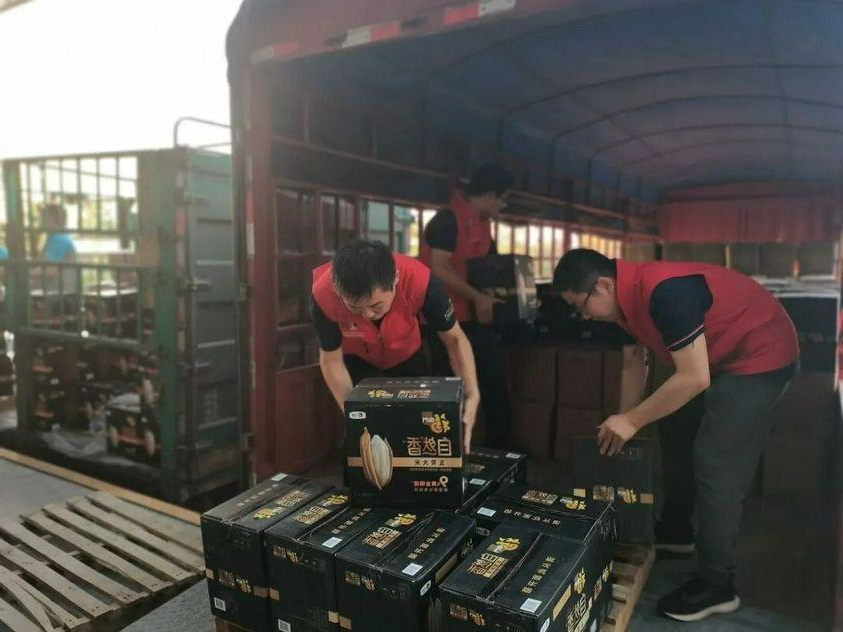 志愿者在货车上整理救援物资