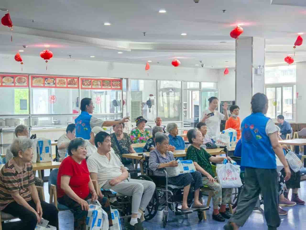 团队成员为老人送去生活物资与陪伴