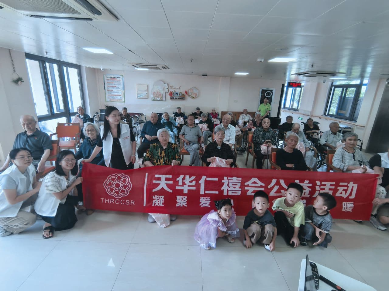 团队成员、孩子们与老人合影