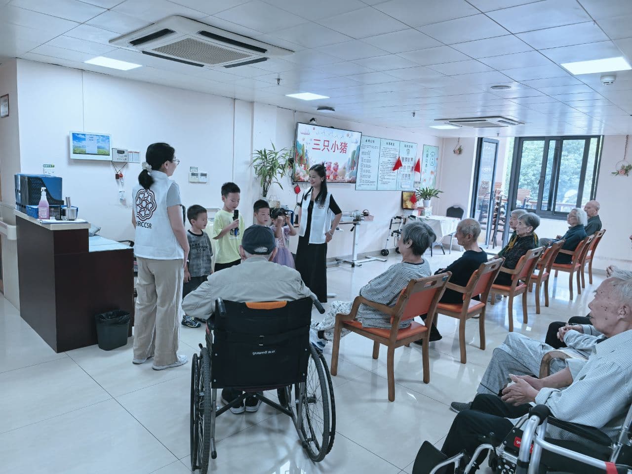 孩子们为老人表演节目
