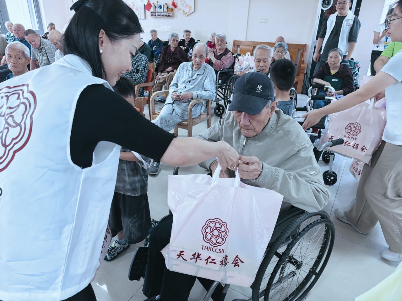 团队成员为老人送上慰问物资