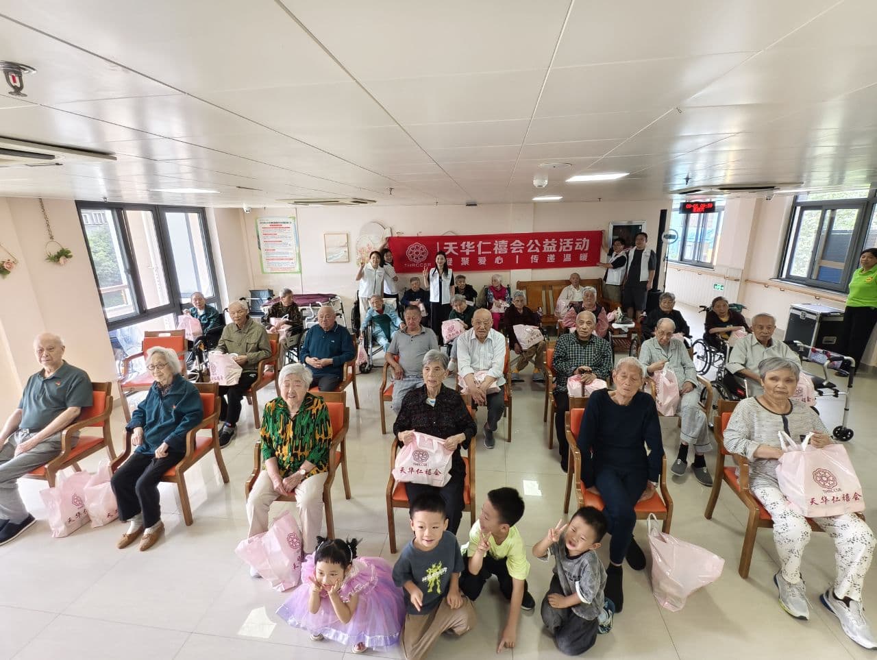 老人们与参加公益活动的孩子们合影