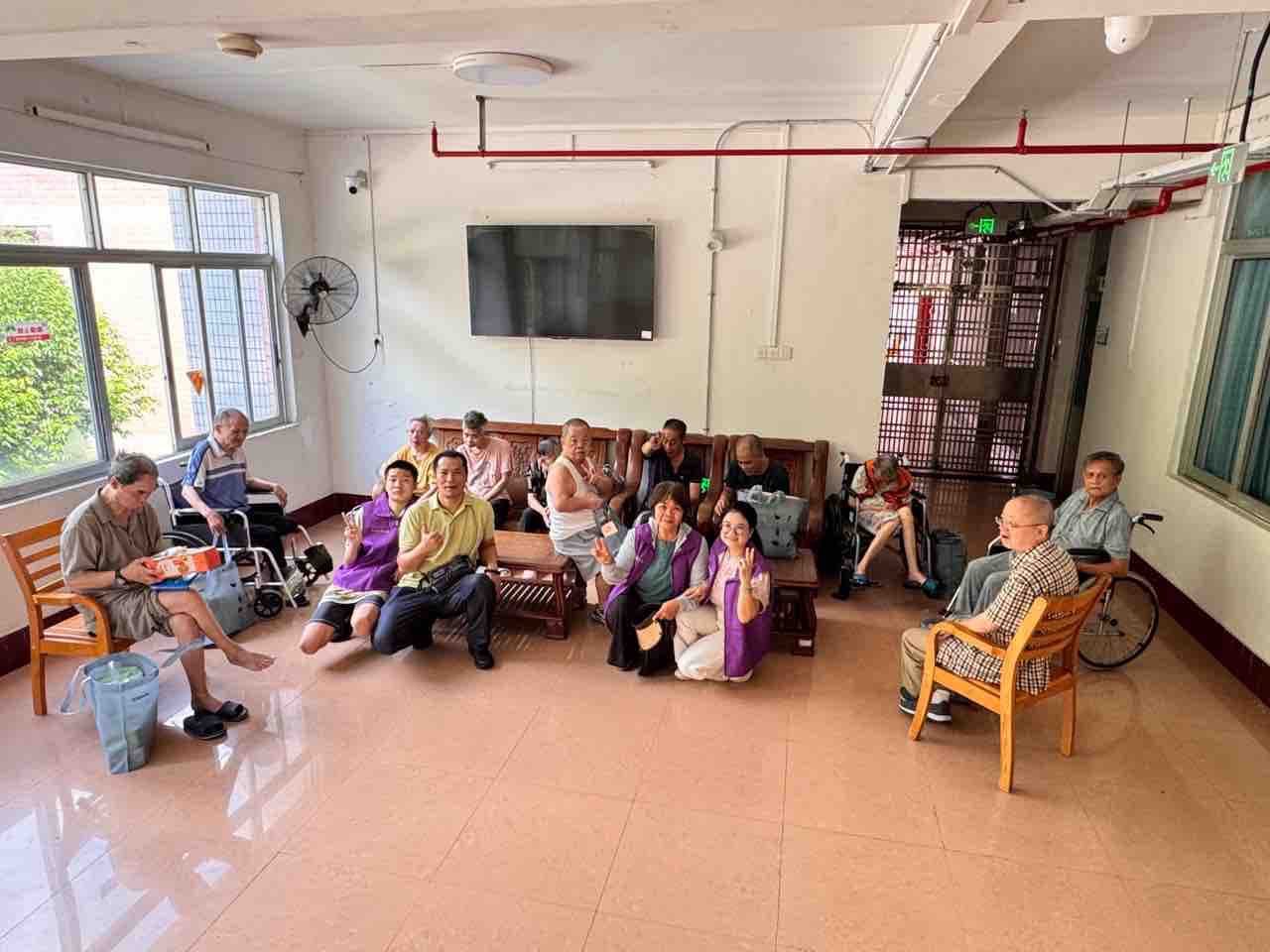 团队成员与养老院老人合影