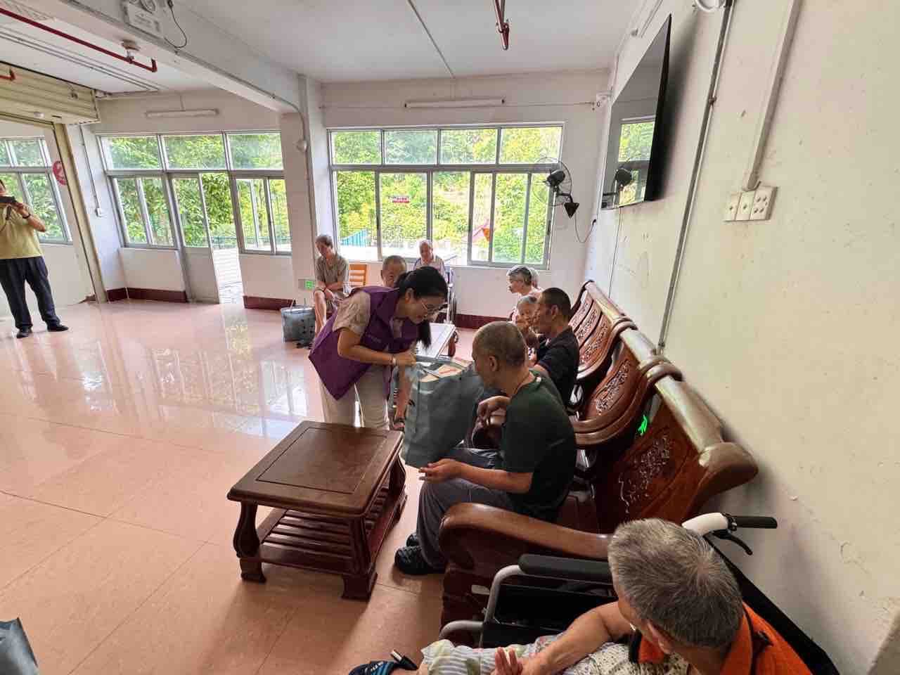 团队成员走近老人送上关怀