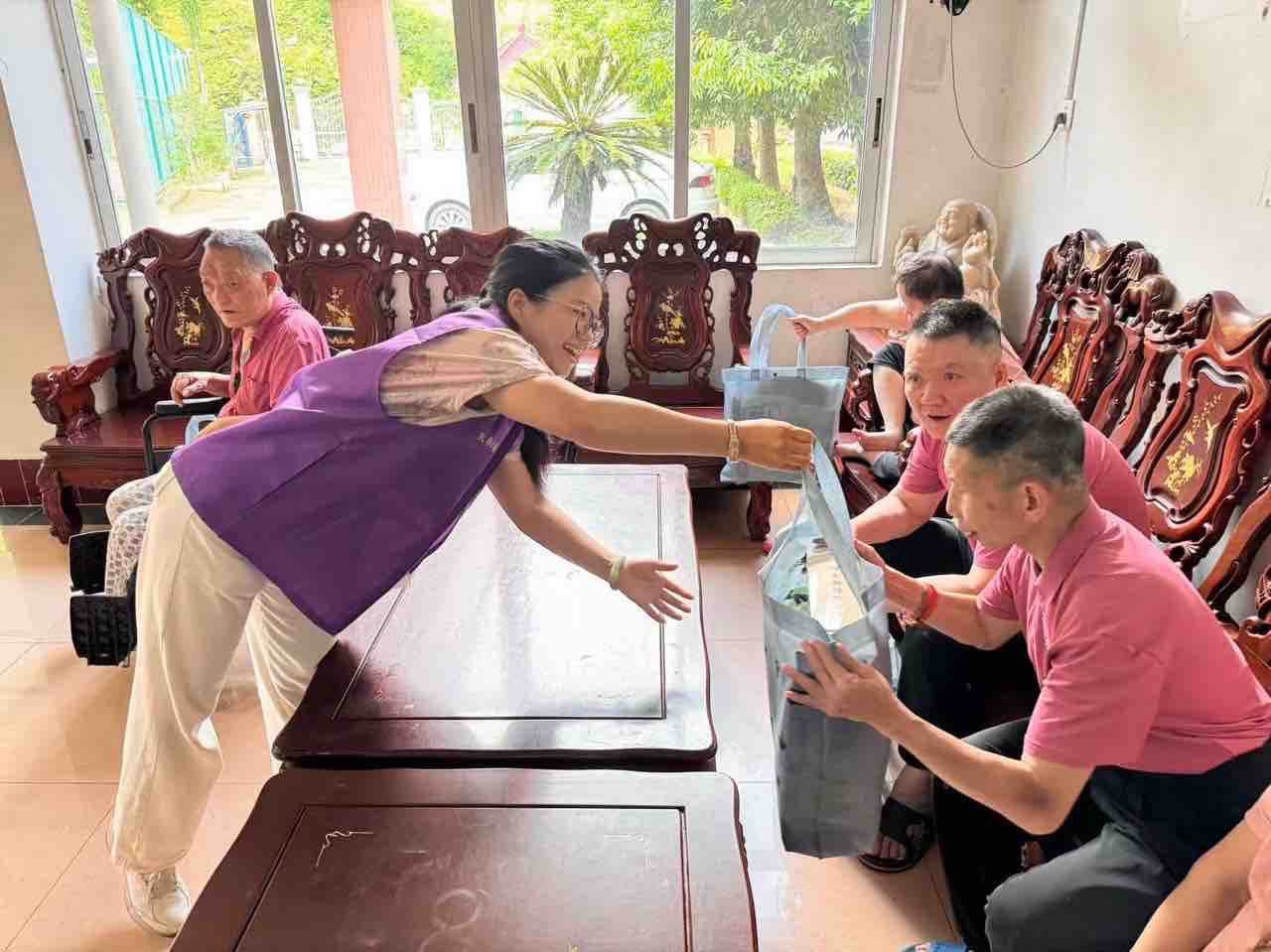 团队成员向老人递上慰问物资