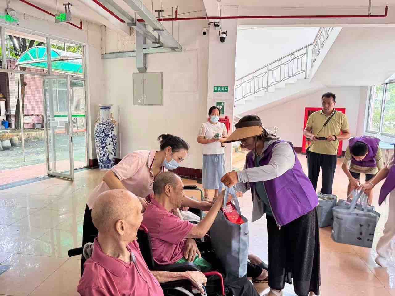团队成员关怀坐轮椅的老人