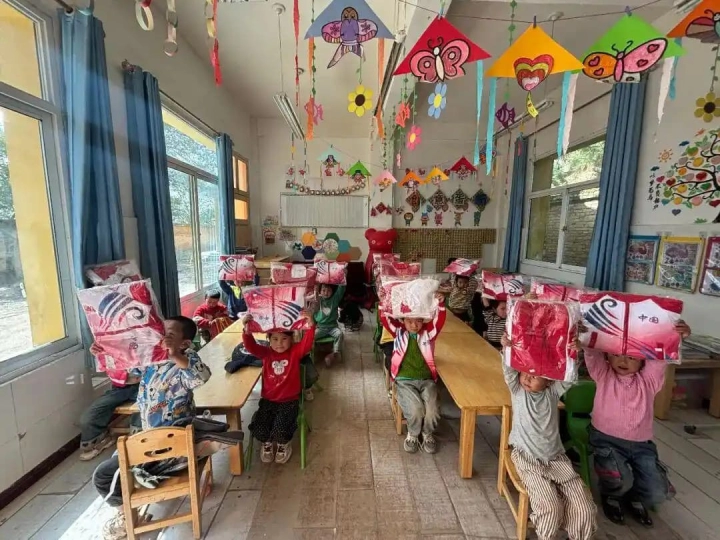 2025年情暖校园爱传远方：天华仁禧荟公益行温暖满江村小学